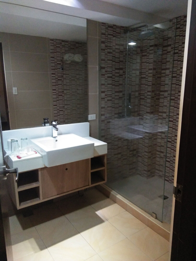 Bathroom 3, Tyche Boutique Hotel, Legazpi City