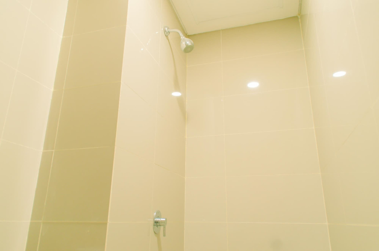 Bathroom 3, Minimalist and Cozy Living Studio Apartment at B Residence, South Tangerang
