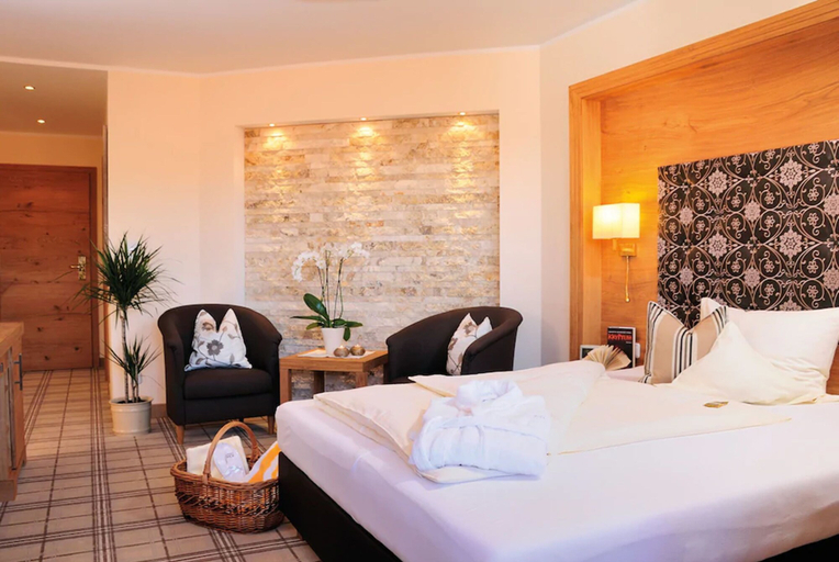 Bedroom 3, Wellness- & Sporthotel Jagdhof, Freyung-Grafenau