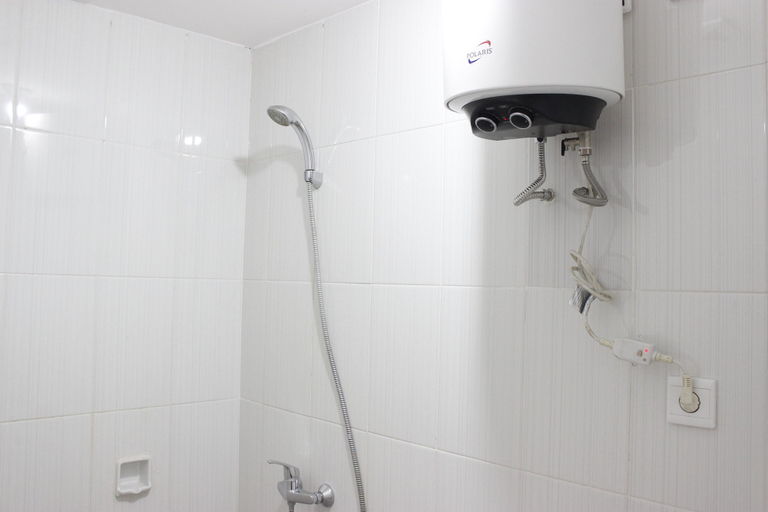 Bathroom 2, Deluxe 2BR Apartment at Newton Residence with Mountain View, Bandung