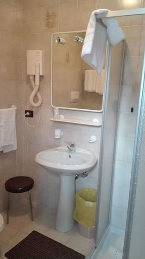 Bathroom 3, Hotel Davost, Udine