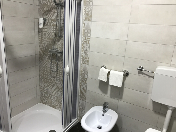 Bathroom 4, Hotel Toscano, Cosenza
