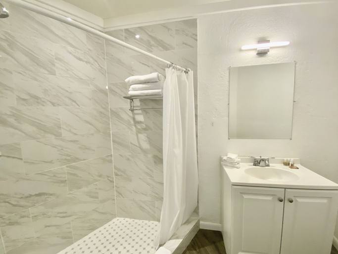 Bathroom 5, The Sunset Cove and Rainbow Room