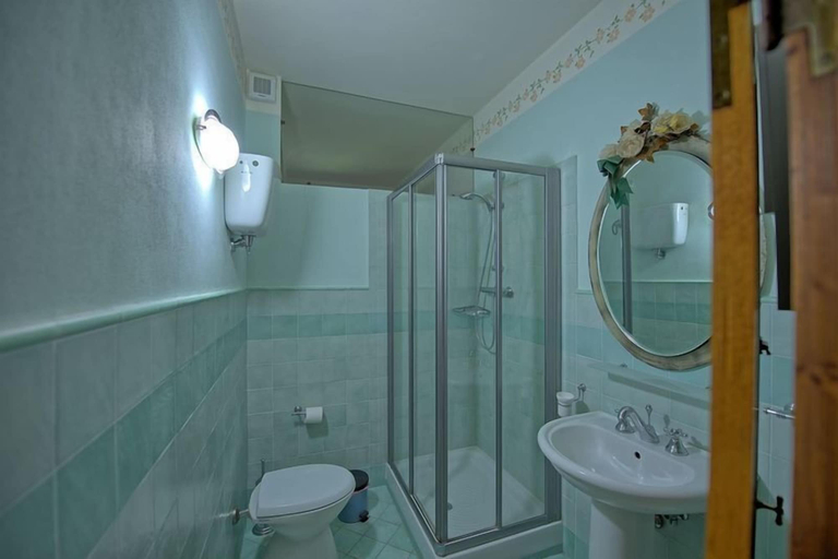 Bathroom 4, Palazzo Rosadi, Arezzo