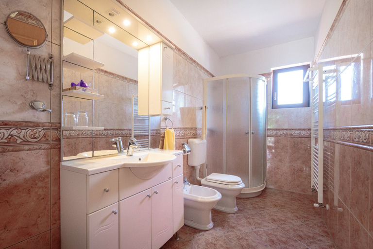 Bathroom 3, Apartment 1655, Kanfanar