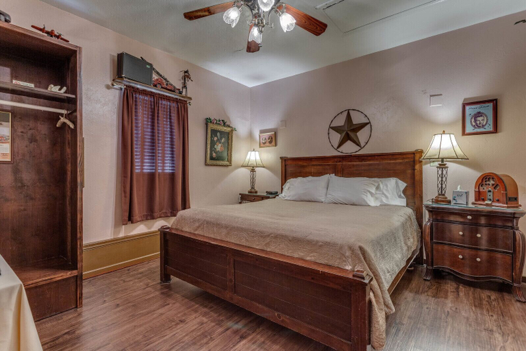 Bedroom 2, The Whispering Pines Inn Bed & Breakfast, Cleveland