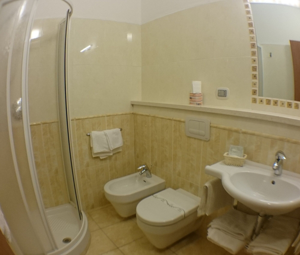 Bathroom 3, Hotel Sette e Mezzo, Potenza
