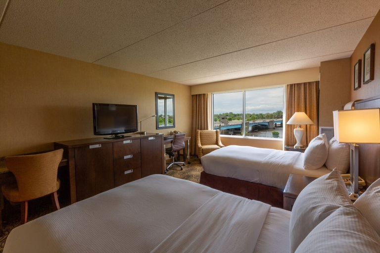Bedroom 3, DoubleTree by Hilton Bay City - Riverfront, Bay