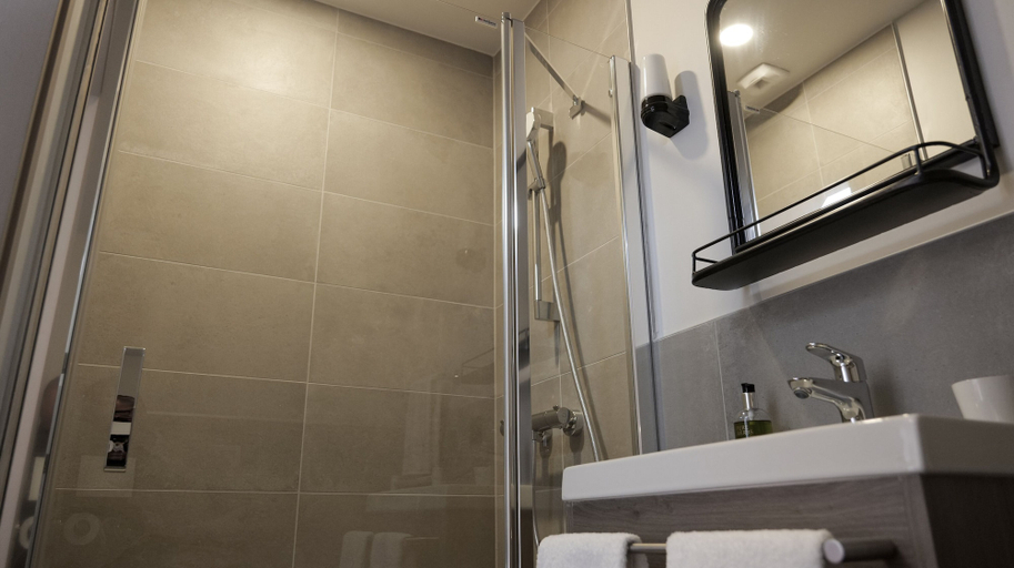Bathroom 5, Appart'Hôtel le Génépy, Haute-Savoie