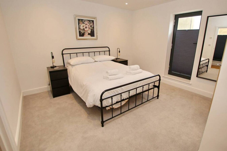Bedroom 2, Beachfront Walks With Sea View Balcony Deck, West Sussex