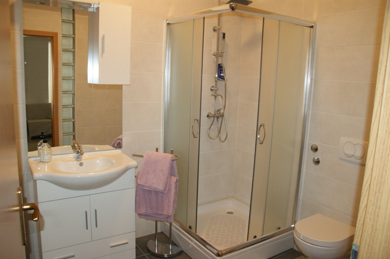 Bathroom 3, Apartments Ivana, Pula