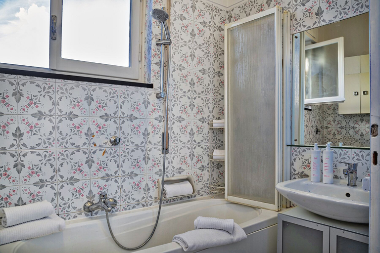 Bathroom 4, Homey Seaview Apartment, Genova