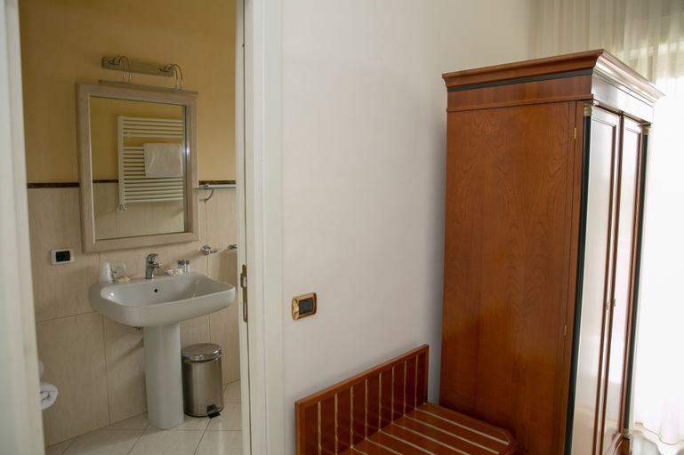 Bathroom 5, Resort Sant'Angelo & Spa, Napoli