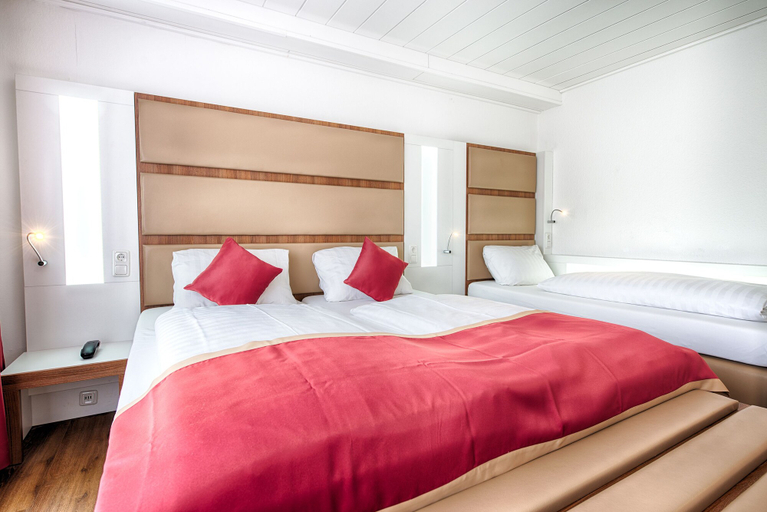 Bedroom 5, Hotel Senator, Dortmund