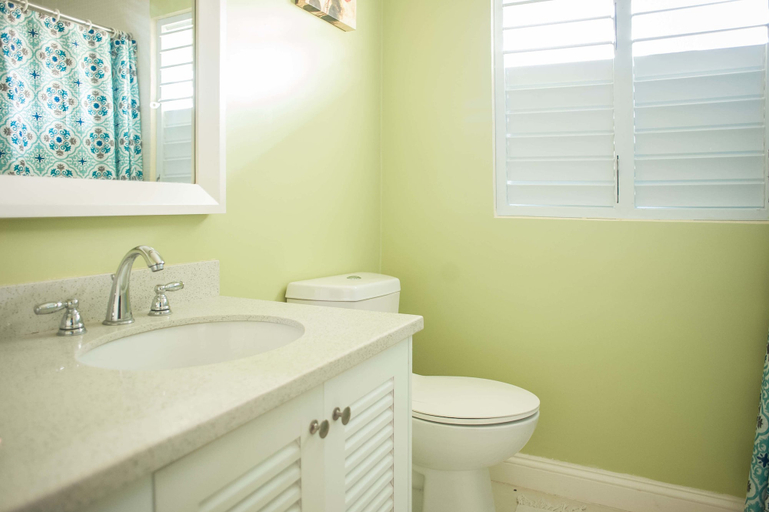 Bathroom 3, Jamaica Shades at Cool Shades