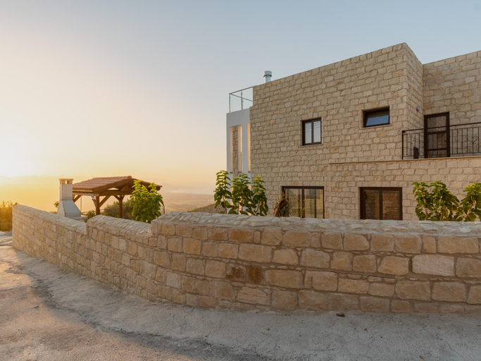 Others 3, Vacation villa with infinity pool, terraces, and stunning views All yours