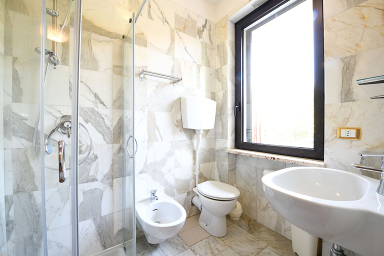 Bathroom 5, A.G. Holiday Hotel, Brescia