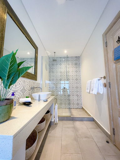 Bathroom 5, Latitude 0 Degrees, Kampala