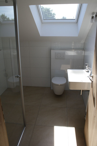 Bathroom 4, Cloud 7 I, Heinsberg