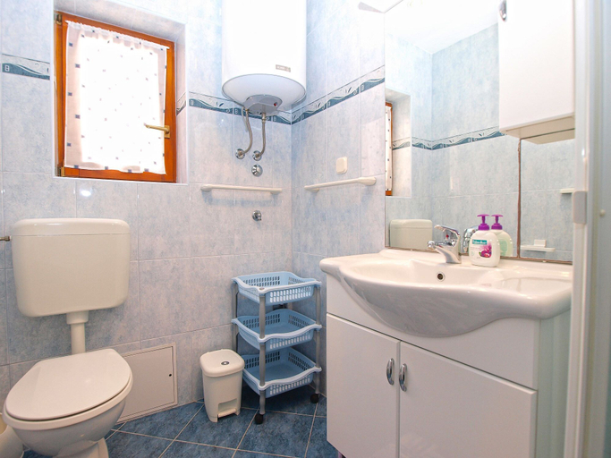 Bathroom 3, Apartment 1349, Pula