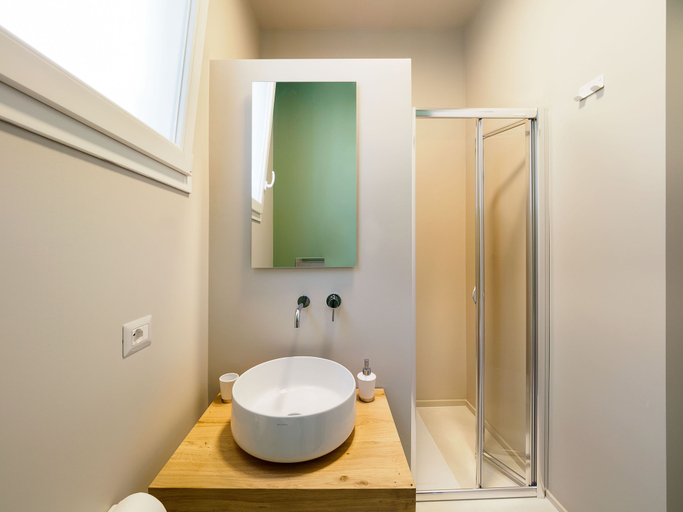 Bathroom 4, Cava Grande, Syracuse