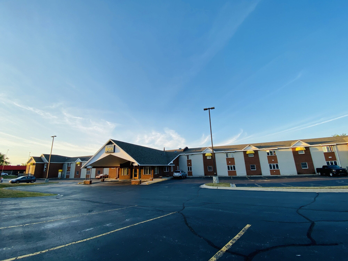 Exterior & Views 3, Fleetwood Inn & Suites, Cheboygan