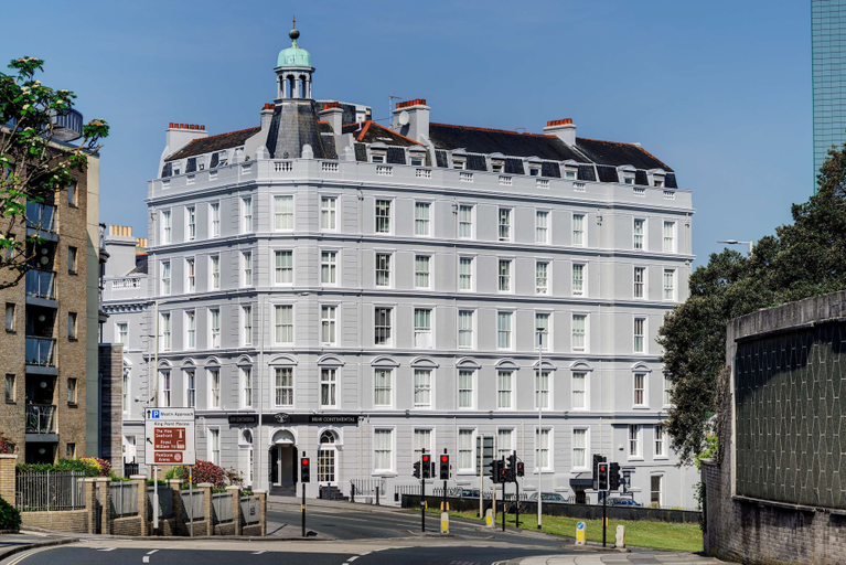 Exterior & Views