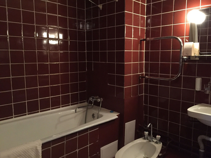 Bathroom 2, DIS President hotel, Cheboksarskiy rayon