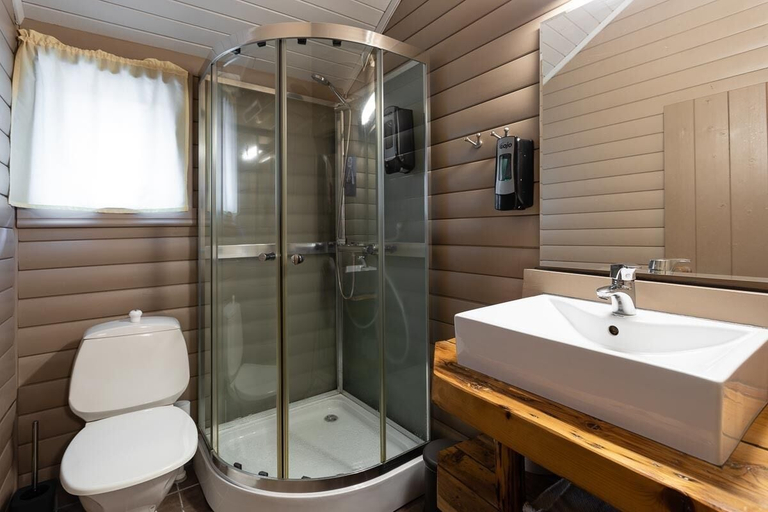 Bathroom 3, Eliassen Rorbuer, Moskenes
