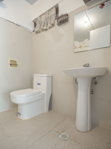 Bathroom 5, OYO 588 Sunrock Resort, Antipolo City