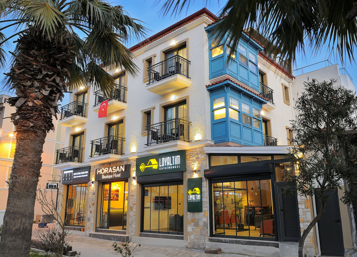 Exterior & Views