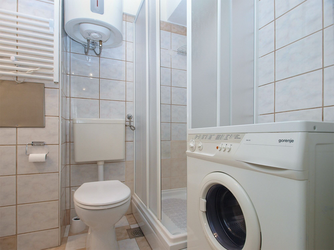 Bathroom 3, Apartment 1951, Pula