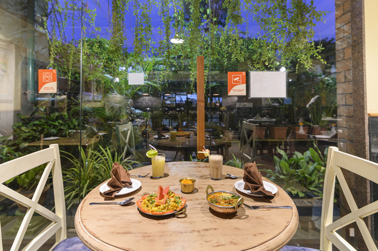 Food & Drinks 5, Budget Inn Bellevue, Surat