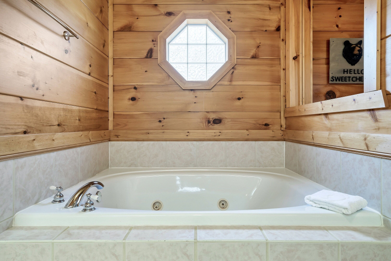 Bathroom 3, Fireflies and Moonshine, Sevier