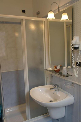 Bathroom 3, Hotel Armando's, L'Aquila