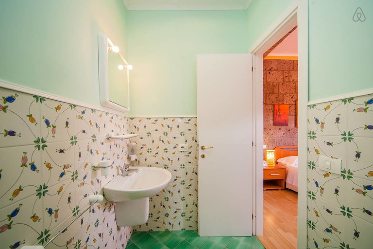 Bathroom 5, Villa De Angelis, Napoli