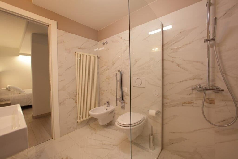Bathroom 5, Hotel San Marco, Verona