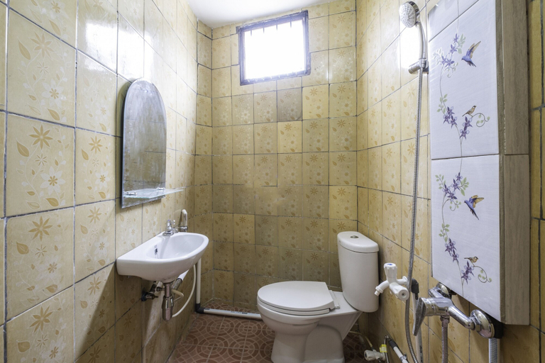 Bathroom, OYO Life 2391 Baladewa Residence Syariah, Karawang