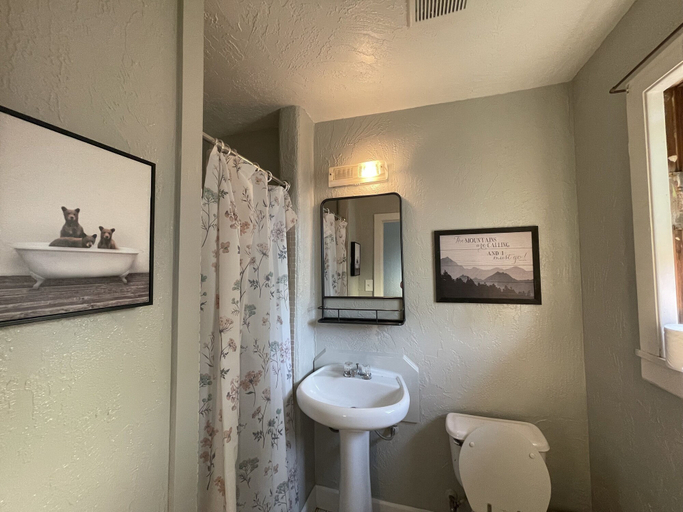 Bathroom 3, Millz Manor at Fall River Millz, Shasta