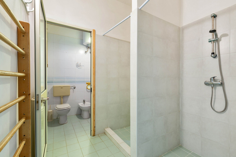 Bathroom 4, 2093 El Buen Retiro, Lecce