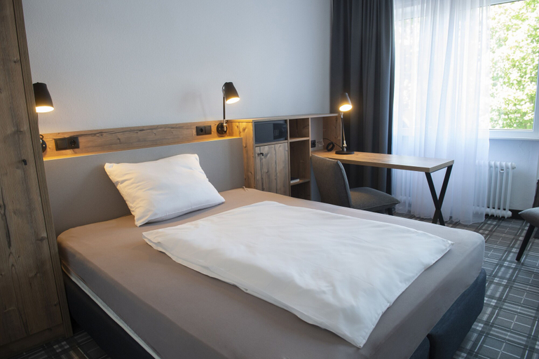 Bedroom 3, Platzhirsch Hotel, Bonn