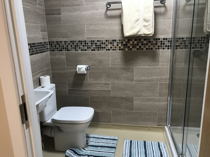 Bathroom 5, Godshill Park Barn, Isle of Wight