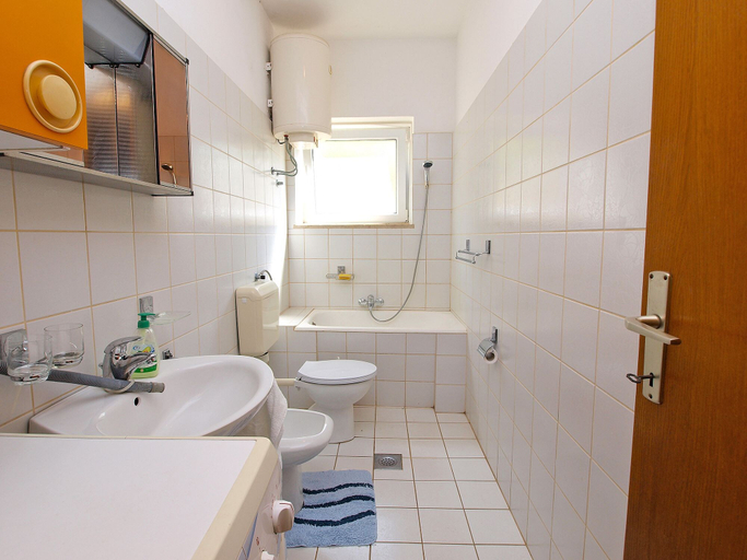 Bathroom 4, Apartment 761, Medulin