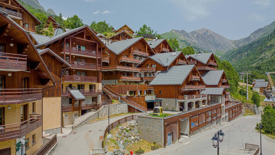 Exterior & Views