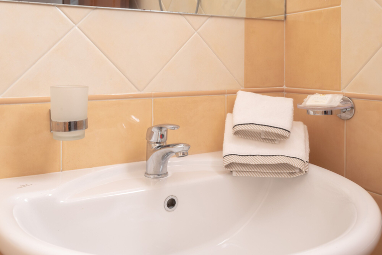 Bathroom 5, Residence Le Fontane, Cagliari