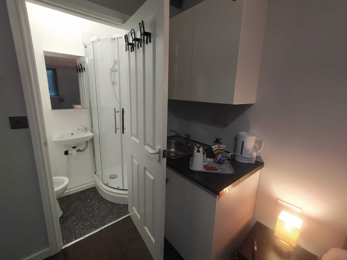 Others 5, Bankwell Guest House, Manchester