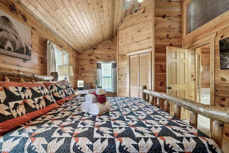 Bedroom 4, Fireflies and Moonshine, Sevier