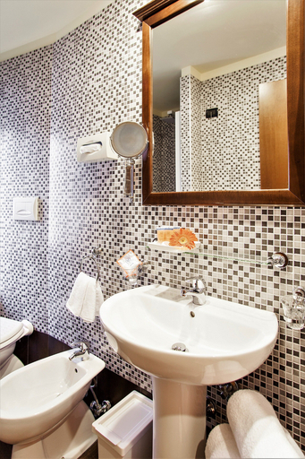 Bathroom 4, Hotel Tuscolana, Roma