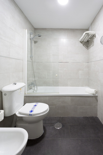 Bathroom 4, Hotel Familia Conde, Huelva