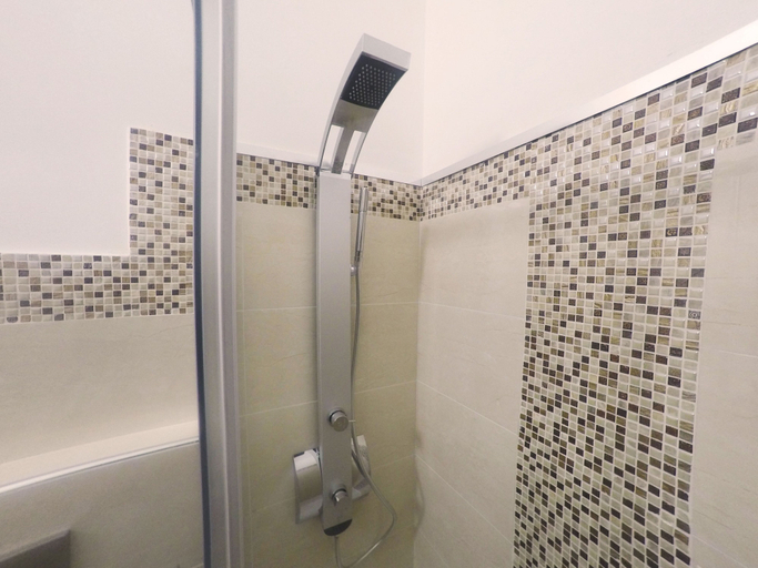 Bathroom shower, Casa Bella Daisy, Bologna